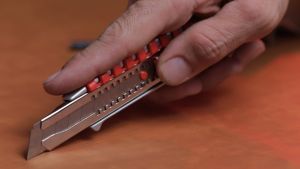 Ronix RH-3005 Retractable Galena Utility Knife Cutter - 18mm Stainless Steel Blade Channel 7-Point Steel Snap-Off Blade Ergonomic Zinc Alloy Rubber Handle Push Button Blade Clamp Integrated Blade Snapper Ultra-Strong 15kg Auto-Lock Ideal for Paper