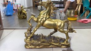 Tượng Linh Vật Ngựa Đứng Bệ Đá Cỏ Màu Vàng Bằng Đồng Thau Nguyên Chất Cao 26 Và 39cm Đẹp