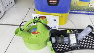 Electric Fertilizer Spreader atau Alat penebar pupuk tipe butiran padat dengan mesin pelempar