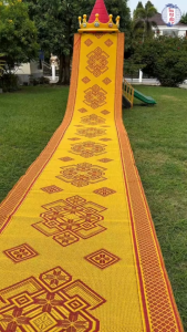 เสื่อวัด หน้ากว้าง รุ่น L-916 สีเหลืองแดง ทนทานพิเศษ มั่นใจในคุณภาพ (ขนาด1.5x10 เมตร) - โรงทอเสื่อ