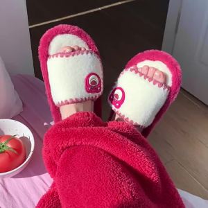 Xixitiao 2024 mùa thu và mùa đông Dép Cotton mới dễ thương Hoạt Hình Gấu dâu tây nữ dép cotton Nhà Giải trí từ Dép lông