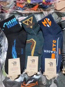 ถุงเท้าข้อยาวฟรีไซส์ผ้านิ่ม แพ็คละ 115 บาท 1 แพ็คมี 12 คู่ มีสีดำล้วน ขาวล้วน เทาเข้ม เทาอ่อน ขาวลาย สีเข้มคละลาย สีขาวพื้นเทา สีสดคละลาย