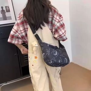 กระเป๋าสะพายข้าง กระเป๋าไนลอน สไตล์เกาหลี แฟชั่นมาใหม่ ผ้ากันน้ำ 3 สี (ไม่มีจี้ห้อยกระเป๋า)