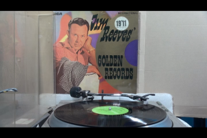 1 แผ่นเสียง 12นิ้ว E53 JIM REEVES - WELCOME TO MY WORLD แผ่นVGริ้วรอยบาง เสียงรบกวนมีเล็กน้อย ไม่มีรอยลึก แผ่นล้างสะอาดแล้ว ปกVG+มีตำหนิขอบนิดหน่อย ขอบไม่ขาด สันไม่ทะลุ 