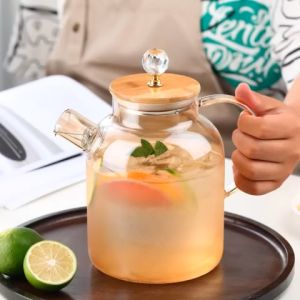 Bình Pha Trà Thuỷ Tinh Ánh Vàng Chịu Nhiệt Lưới Lọc Lò Xo Kèm Nắp Gỗ Cách Điệu Sang Trong 1800ML