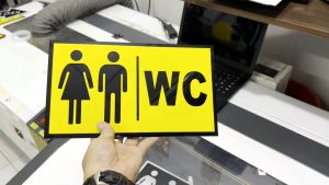 Bảng Báo chỉ dẫn WC Nam / Nữ bằng mica phối chữ màu nổi kích thước 26cm x 15cm...