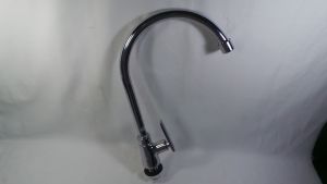 Vòi nước bằng inox thiết kế hiện đại dành cho bồn rửa chén