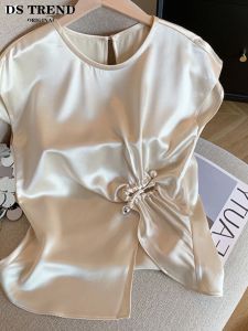เสื้อยืดผ้าซาตินอะซิเตททรงเข้ารูปสำหรับผู้หญิงในช่วงฤดูร้อน เสื้อแขนสั้นทรงเข้ารูปไม่สมมาตร ทรงหลวม สไตล์เกาหลี