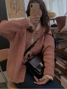 เสื้อคาร์ดิแกนถักสีขาวหลวมๆ สำหรับผู้หญิง ฤดูใบไม้ร่วง 2025 เสื้อสเวตเตอร์ถักแบบยาวคลุมไหล่ แขนยาว ปกติ อบอุ่น ใส่ได้ตลอดทั้งปี