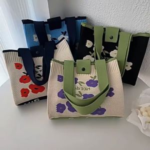 กระเป๋าลายดอกทรงเหลี่ยมเเบบผ้า พร้อมหูจับ พิมพ์ลายดอกไม้น่ารักๆ