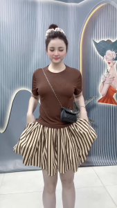 set bộ đồ đùi nữ thun gân mặc nhà. Quần ống xòe rộng (không có quần bảo hộ) áo tay ngắn trơn. Phù hợp mọi độ tuổi