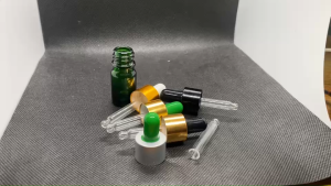 ขวด 5 มล. ( 6 ใบ ) แก้วกลม สีเขียวใส + ฝาทอง+บีบดำ+หลอดแก้ว 09#18