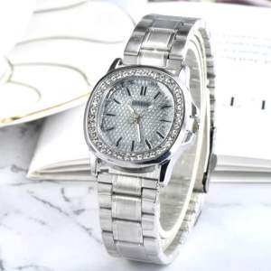 นาฬิกาข้อมือผู้หญิง Geneva ปาเต๊ะสเเตนเลสมีหลายเเบบให้เลือกสายขนาดเล็กใส่สบายมาก สายสเเตนเลสหนาอย่างดีใส่ได้ทุกวัย ทางร้านตั้งเวลาให้พร้อมใช้งานทุกเรือนจ่า