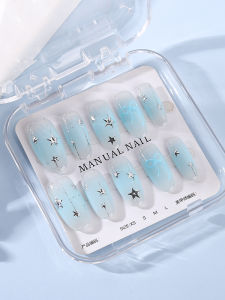 เล็บแต่งตัวแบบสวมใส่สีน้ำเงินทรงอvaleยาวปานกลางทำด้วยมือ แต่งลายดาวสีขาว นุ่ม ใส่ได้หลากหลาย สำหรับผู้หญิง