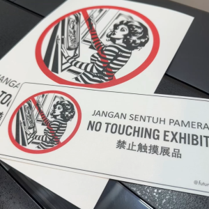 No Touching Exhibits. Jangan Sentuh Pameran. 禁止触摸展品. Do Not Touch Gallery. Premium Sticker Prohibition Sign. Prohibited Label Notice Signage. Laminated Waterproof Scratch Resistant. Suitable for Indoor and Outdoor.