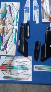 dàn áo xe win100Ốp sườn xe honda win100 màu đen tem đủ bộ