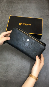 Ví cầm tay KURO 2 dây kéo chất da bò vân sần hạn chế trầy xước tone màu đen nâu sang trọng kèm hộp Anh Tho Leather