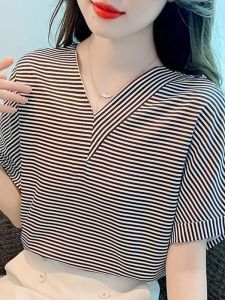 เสื้อเชิ้ตผู้หญิงแขนสั้นลายทางสไตล์ฝรั่งเศส คอวี หลวม สง่างาม ฤดูร้อน 2025 ผ้าโพลีเอสเตอร์ ระบายอากาศได้ดี