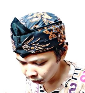 blangkon iket udeng imamah peci kuplok jogokaryan pakaian muslim adat tradisional indonesia rayaiket udeng blangkon -size dewasa allsize -bagian belakang dilengkapi karet sehingga elastis menyesuikan lingkar kepala -bahan katun -motif batik terkini