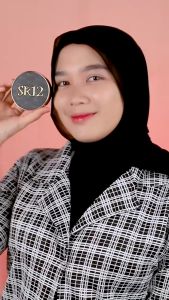 SR12 Perfect Cushion Bedak Padat Untuk Wajah Cantik\\n\\n Apa itu SR12 Perfect Cushion?\\n\\nSR12 Perfect Cushion adalah bedak padat wajah berkualitas yang dirancang khusus untuk memberikan penampilan cantik dan sehat. Produk ini merupakan solusi sempurna bagi mereka yang mencari bedak padat cantik dan berkualitas untuk wajah.\\n\\n Komposisi & Khasiat SR12 Perfect Cushion\\n\\nSR12 Perfect Cushion terbuat dari bahan-bahan alami dan berkualitas tinggi yang telah melalui proses penelitian dan pengujian ketat. Komposisi produk ini mencakup bahan-bahan seperti mineral, vitamin, dan antioksidan yang membantu menjaga kesehatan kulit wajah.\\n\\nKhasiat SR12 Perfect Cushion antara lain:\\n\\n* Membantu menutupi noda hitam dan kerutan di wajah\\n* Memberikan efek natural dan sehat pada wajah\\n* Membantu menyerap minyak berlebih di wajah\\n* Melindungi kulit dari paparan sinar UV\\n\\n Cara Menggunakan SR12 Perfect Cushion\\n\\nBerikut adalah langkah-langkah mengaplikasikan SR12 Perfect Cushion:\\n\\n1. Bersihkan wajah dengan pembersih wajah yang sesuai\\n2. Aplikasikan pelembab wajah\\n3. Ambil busa SR12 Perfect Cushion dengan kapas atau spons aplikator\\n4. Oleskan busa ke seluruh wajah secara merata\\n5. Biarkan hingga kering sebelum melanjutkan dengan makeup lainnya\\n\\nBerikut adalah beberapa tips aplikasi SR12 Perfect Cushion untuk hasil terbaik:\\n\\n* Gunakan busa secukupnya agar tidak terlalu tebal\\n* Aplikasikan secara merata agar hasilnya lebih natural\\n* Gunakan spons aplikator untuk hasil yang lebih rata\\n\\n Keunggulan SR12 Perfect Cushion\\n\\nSR12 Perfect Cushion memiliki beberapa keunggulan dibandingkan bedak padat lainnya, antara lain:\\n\\n* Hasil akhir yang natural dan sehat\\n* Mudah diaplikasikan dan tidak lengket\\n* Cocok untuk semua jenis kulit\\n* Tahan lama dan tidak mudah hilang\\n\\nBerikut adalah beberapa ulasan dan testimoni pengguna SR12 Perfect Cushion:\\n\\n* \\\"Saya suka hasil akhirnya yang natural dan sehat\\\"\\n* \\\"Produk ini sangat mudah diaplikasikan dan tidak lengket\\\"\\n* \\\"Saya sangat senang dengan hasilnya, produk ini cocok untuk semua jenis kulit\\\"\\n\\n SR12 Perfect Cushion untuk Wajah Cantik & Sehat\\n\\nSR12 Perfect Cushion bukan hanya bedak padat cantik dan berkualitas, tetapi juga dapat membantu menjaga kesehatan kulit wajah. Berikut adalah beberapa manfaat SR12 Perfect Cushion bagi wajah cantik dan sehat:\\n\\n* Membantu menjaga keseimbangan minyak dan air di wajah\\n* Membantu mencegah iritasi dan peradangan pada kulit wajah\\n* Membantu meningkatkan elastisitas kulit wajah\\n* Membantu mencegah penuaan dini pada kulit wajah\\n\\nBerikut adalah beberapa tips perawatan wajah sebelum dan setelah menggunakan SR12 Perfect Cushion:\\n\\n* Bersihkan wajah sebelum menggunakan SR12 Perfect Cushion\\n* Gunakan pelembab wajah sebelum menggunakan SR12 Perfect Cushion\\n* Bersihkan wajah setelah menggunakan SR12 Perfect Cushion\\n* Gunakan pelembab wajah setelah menggunakan SR12 Perfect Cushion\\n\\n Kesimpulan\\n\\nSR12 Perfect Cushion adalah bedak padat wajah cantik dan berkualitas yang dapat membantu menjaga kesehatan kulit wajah. Produk ini memiliki beberapa keunggulan dibandingkan bedak padat lainnya, seperti hasil akhir yang natural dan sehat, mudah diaplikasikan, dan cocok untuk semua jenis kulit. Jadi, jangan ragu untuk mencoba SR12 Perfect Cushion untuk mendapatkan wajah cantik dan sehat!\"