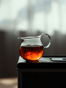 ถ้วยแบ่งชาแก้วมือทำจากอุปกรณ์ทำชาที่ทนทานต่อความร้อนสูงพร้อมด้ามจับ ถ้วยลมทะเลชา ถ้วยแบ่งชาแบบเท่าๆ กัน