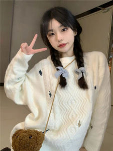 นุ่ม Fufu ผู้หญิง Crewneck เสื้อสเวตเตอร์ หลวม Fit สบายอเมริกัน เสื้อผ้าถัก เสื้อท่อนบน ใน สีขาวครีม สําหรับ ฤดูใบไม้ร่วง และ ฤดูหนาว สินค้าใหม่