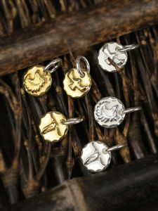 เครื่องประดับแฟชั่น เครื่องประดับสร้อยคอ จี้โลหะผสมเงิน รูปหัววัว รูปหัวหมา รูปตัวอักษร TK Wolf Head Bull Head Flying Eagle Small Silver Cake Small Pendant