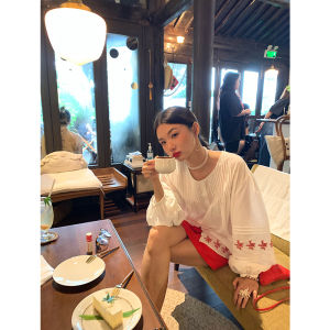 เสื้อเชิ้ตแขนยาวผู้หญิงทรงหลวมสไตล์ฤดูใบไม้ร่วงปี 2025 ดีไซน์ใหม่ ผ้าฝ้าย ลายดอกไม้ ปกกลม กระดุม