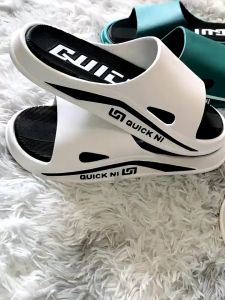 รองเท้าแตะฤดูร้อนสำหรับผู้ชาย ป้องกันกลิ่น กันลื่น สไตล์สองสีที่ทันสมัย สวมใส่ในบ้านอเนกประสงค์ รองเท้าแตะอาบน้ำในห้องน้ำ