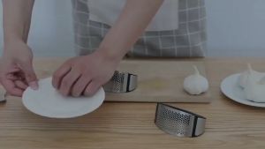 Dụng cụ dập tỏi ép tỏi nghiền tỏi inox - Dụng cụ Nghiền tỏi ớt ép tỏi bằng Inox cầm tay - Dụng Cụ Bào tỏi - Máy xay tỏi ớt cầm tay