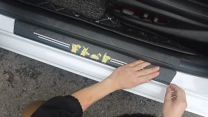 GIG AUTO Car Door Sill Anti-collision Strip คาร์บอนไฟเบอร์หนังตัดแต่งประตู แพทช์ป้องกันการแตกตื่นสำหรับ GM