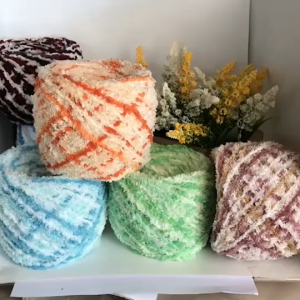 ขนแกะเหลือบ (ขนลูกนก) (หนัก 100 กรัม) ไหมนุ่ม ถูกมาก ตัวนี้เป็นขนแกะเหลือบ ขนลูกนนก มีน้ําหนัก ทิ้งตัวดี ถักลื่นมาก สัมผัสได้เลย