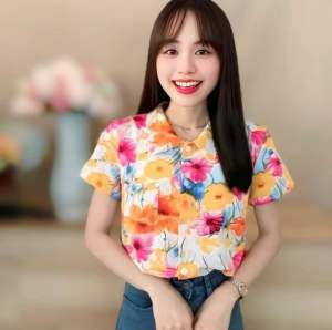 เสื้อคอบัวลายดอกคอสมอสผู้หญิง