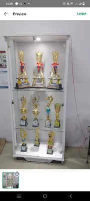 lemari hias kaca