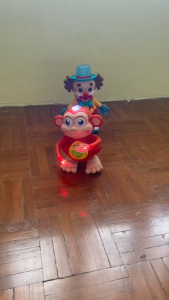 ของเล่นไฟฟ้าสำหรับเด็ก ดีไซน์การ์ตูนลิงน้อย สวิง เหมาะสำหรับเด็กชายและเด็กหญิง ทารก ร้องเพลงและเต้นรำ มีเสียงเพลงของ