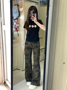 เสื้อยืดแขนสั้นทรงสลิมฟิตสำหรับผู้หญิง ลายดอกไม้สีดำ ทรงเข้ารูป เอวสูง ไหล่ตรง ความยาวปกติ ผลิตจากผ้าฝ้ายแท้