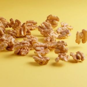 百草味-蜂蜜琥珀核桃仁 100克 BAICAOWEI-Honey Amber Walnut Meat 100G