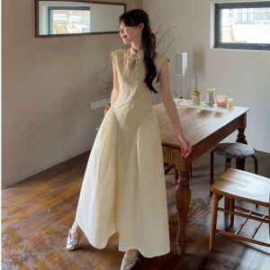 ชุดเดรสยาวปานกลางปักลาย Orchid สำหรับผู้หญิง ฤดูร้อน 2024 ชุดจีนใหม่ กระโปรงทรงเอ แขนกุด คอวี กระดุม ชุดยาวสีน้ำตาล