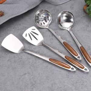 Muôi múc canh môi lỗ thủng ăn lẩu xẻng lật inox không gỉ cán cách nhiệt giả vân gỗ sang trọng