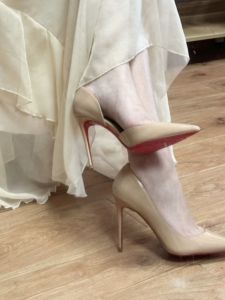 รองเท้าส้นสูงสีนู้ดแบบสวมสำหรับผู้หญิง พื้นยางกันลื่น ทรงหัวแหลม วัสดุหนัง PU รองเท้าแฟชั่นส้นสูงแบบสวมสบาย