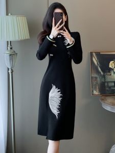 ชุดราตรียาวคอวีแขนยาวทรงเอเอวสูงพิมพ์ลายจีนฤดูใบไม้ร่วง 2024 ชุดราตรีสีดำสไตล์จีนใหม่สำหรับผู้หญิง