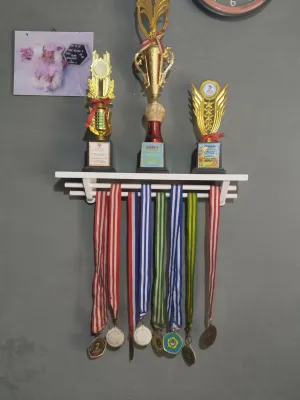Rak piala/gantungan medali desain modern