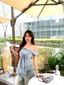 เสื้อเชิ้ตแขนสั้นไหล่เดียวสไตล์เกาหลีสำหรับผู้หญิง ฤดูหนาว 2025 ดีไซน์ใหม่ เสื้อเชิ้ตทรงเข้ารูป ผ้าฝ้ายผสมโพลีเอสเตอร์