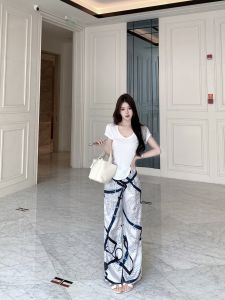 Áo Thun Nữ Cổ Chữ V Tay Ngắn Màu Trắng Phong Cách Hàn Quốc Mùa Hè Cơ Bản Ôm Vừa Vặn Đơn Giản Mỏng Áo Lót Mỏng