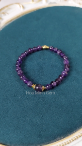 Vòng tay đá Thạch Anh Tím Amethyst tự nhiên size hạt 6.5 li phối charm cá chép vàng charm ốp hoa sang trọng | Hoa Minh Gem