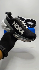 Sepatu Lari HOKA Hitam Putih Pria Cushioning Maksimal Super Ringan Buat Olahraga