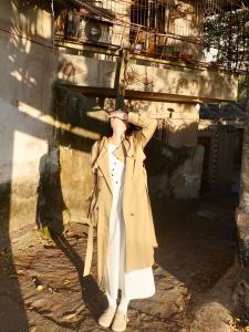 เสื้อแจ็คเก็ตทรงหลวมสไตล์อังกฤษสีกรมท่า ยาวปานกลาง ทรงหลวมสบาย ๆ สำหรับผู้หญิง ฤดูใบไม้ผลิ 2025 เสื้อคลุมกันหนาวแบบลำลอง