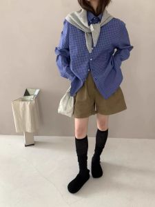 เสื้อเชิ้ตแขนยาวหลวมๆ สีน้ำเงินลายสก็อตสำหรับผู้หญิงในช่วงต้นฤดูใบไม้ผลิ เสื้อคลุมกันหนาวแบบลำลองที่สวมใส่สบาย