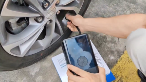 (รุ่นมินิมอล) FOXSUR จั๊มสตาร์ท พร้อมปั๊มลมในตัว จั๊มแบต เติมลม รถยนต์ มอไซค์ พกพาสะดวก