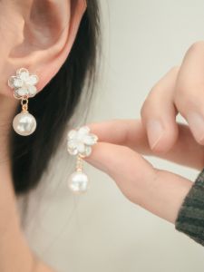 Elegant Pearl Cats Eye Stone Flower Womens Earrings Luxury Fashion 2025 New Popular High-End Internet Celebrity Ear Jewelry